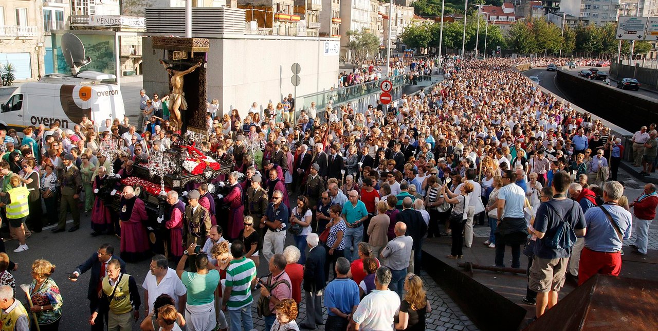 Miles de devotos acompañaron al Cristo de la Victoria en su recorrido por las calles de la ciudad (J.V. LANDÍN)
