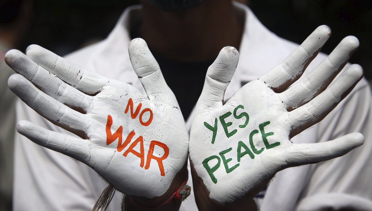 Un estudiante participa en una protesta por la paz durante la conmemoración del Día de Hiroshima en Bombay
