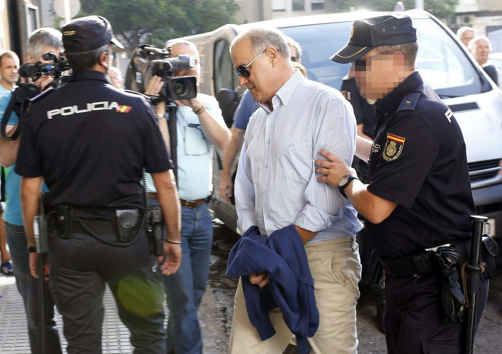  El exconsejero andaluz de Hacienda Ángel Ojeda, que fue detenido por un presunto fraude en los cursos de formación, en el momento de su llegada hoy escoltado por la policía y esposado al juzgado