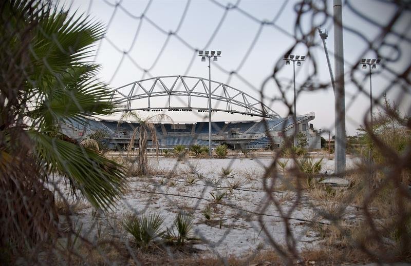 Estadio de Volley Playa en la costa de Faliro (Atenas) en estado de total desuso, a pesar de lo cual debe ser mantenido