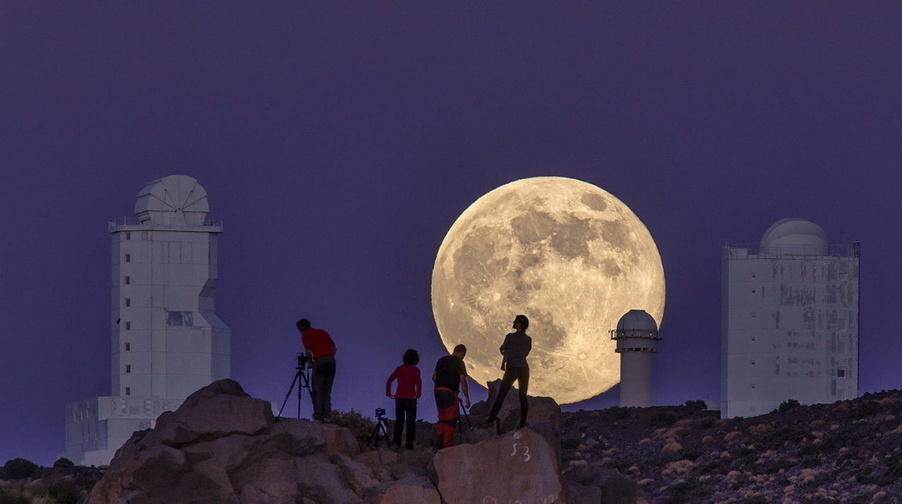Fotografía facilitada por Daniel López de la superluna, tomada anoche en el observatorio del Instituto de Astrofísica de Canarias (IAC) en el Teide
