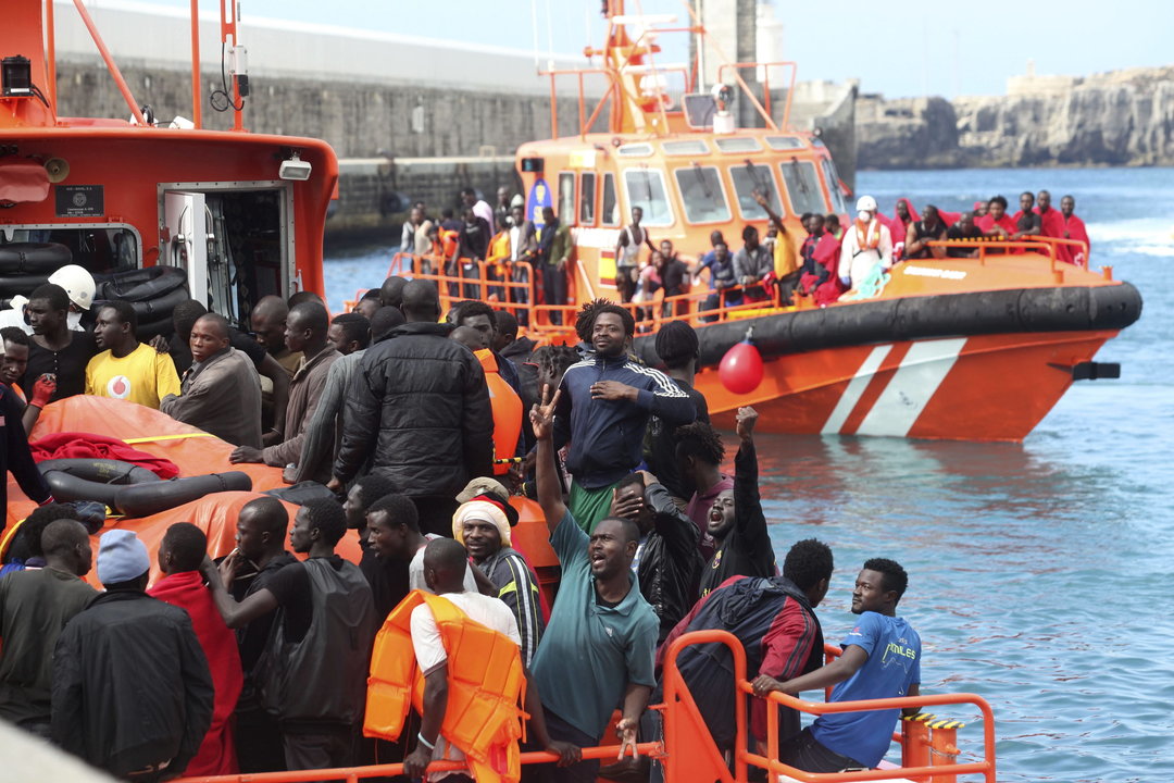 Trasladan al puerto de Tarifa a los 227 inmigrantes, en su mayoría subsaharianos, rescatados hoy por Salvamento Marítimo 