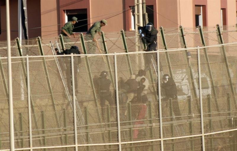 La policía marroquí hostiga a los seis inmigrantes que se encontraban encaramados a la valla de Melilla después de un nuevo intento de entrada a la ciudad autonóma 