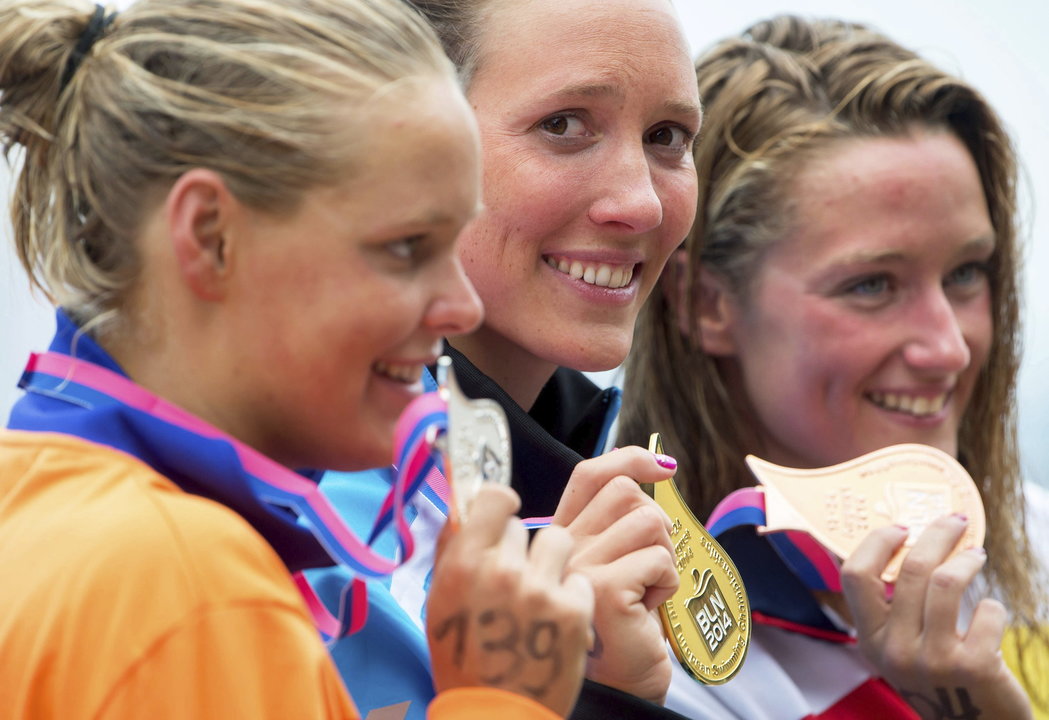  La nadadora alemana Isabelle Haerle (c), junto a la holandesa Sharon van Rouwendaal (i, plata) y la española Mireia Belmonte (d, bronce)

