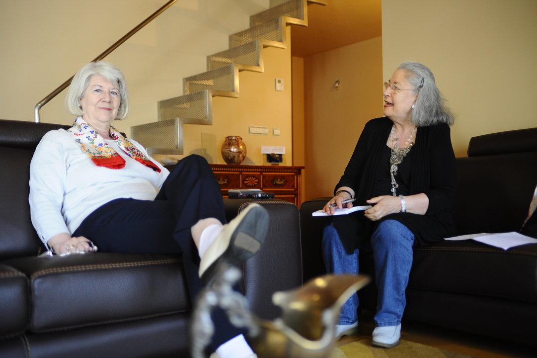 María Teresa Miras Portugal y Mariluz Villar, durante la conversación que mantuvieron en la casa de la primera en Carballiño (MARTIÑO PINAL)