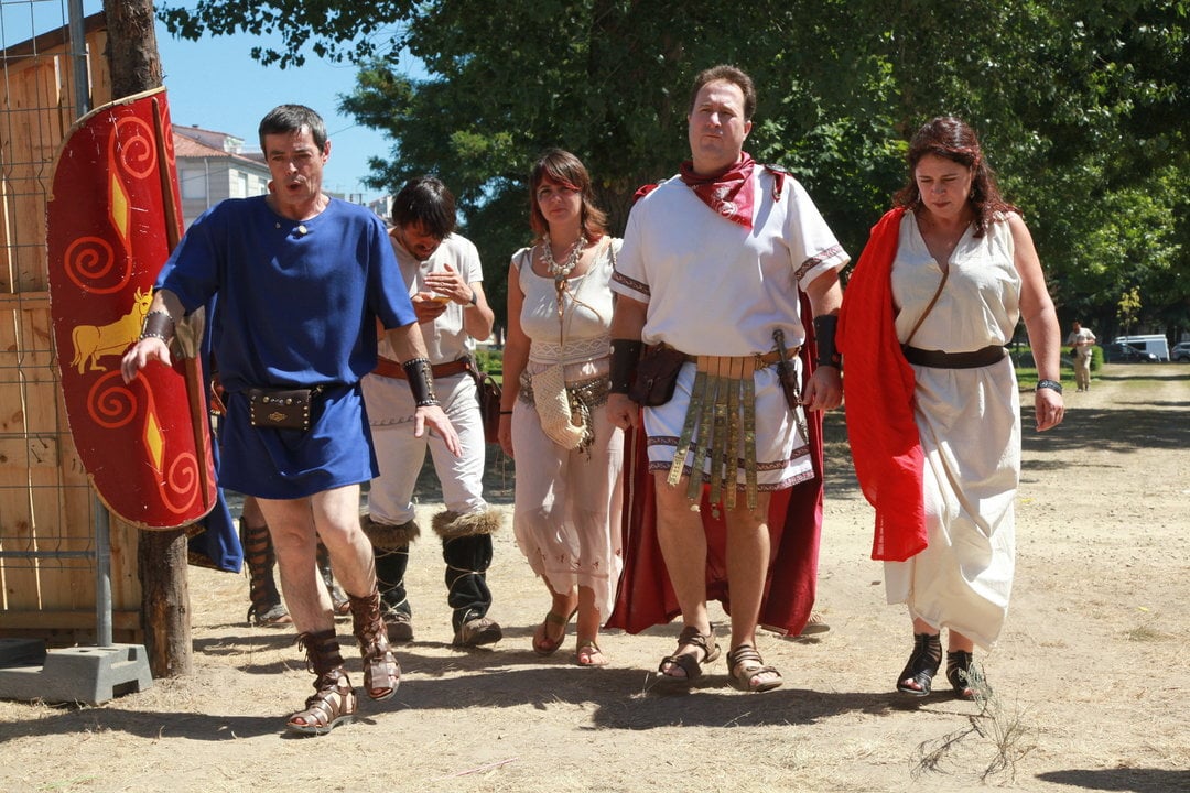 Romanos entrando en el campamento de O Toural (JOSÉ PAZ)