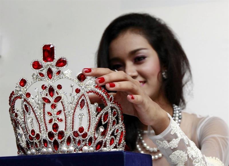 La birmana May Myat Noe, ganadora de Miss Asia-Pacífico, posa junto a su tiara durante una rueda de prensa en Rangún (Birmania)
