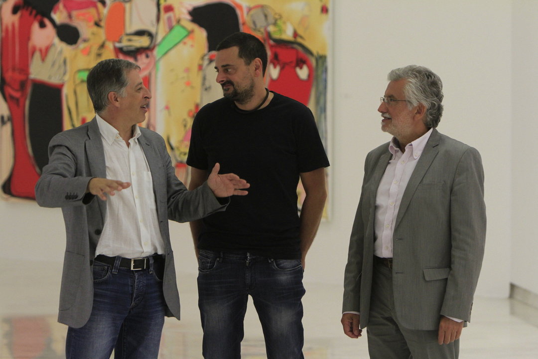 Francisco González, el artista Xavi Carbonell y Rosendo Fernández , ante la obra del pintor (MIGUEL ÁNGEL)