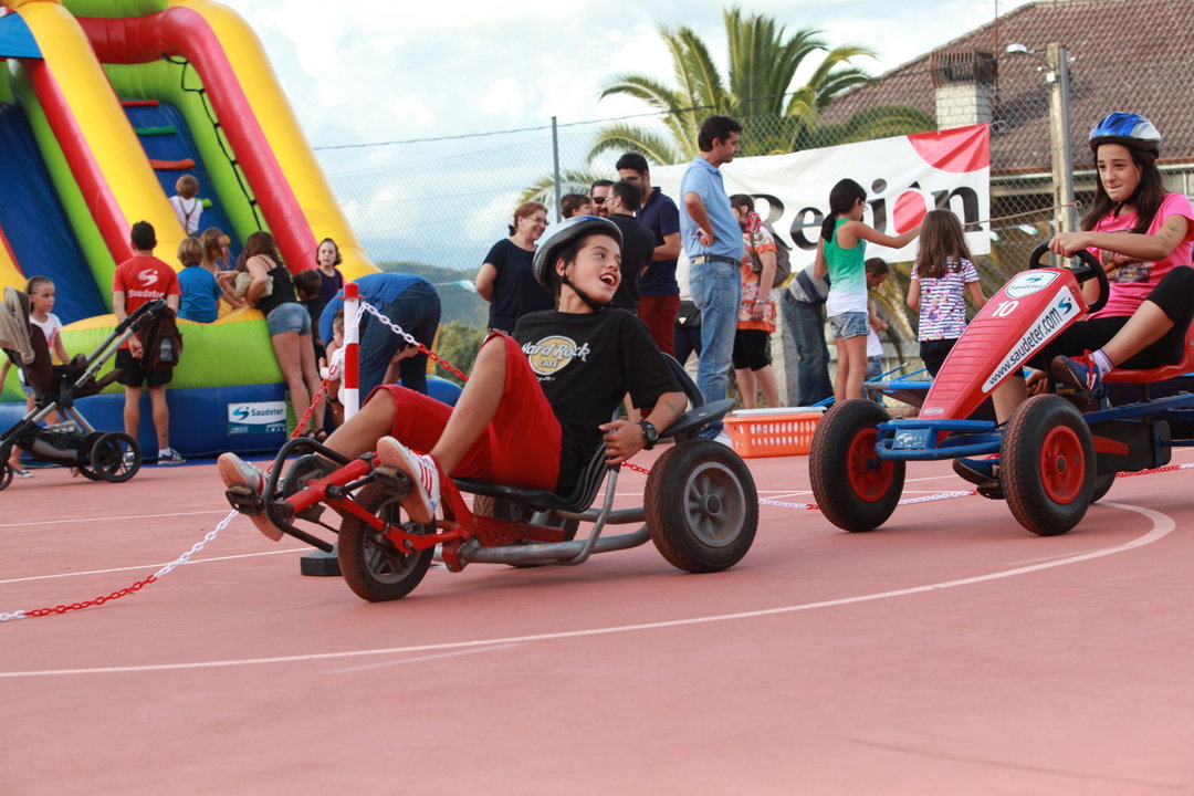 El área recreativa de Toén fue el punto de encuentro de los pequeños de la casa. Las competiciones de karts a pedales hicieron las delicias de los niños (JOSÉ PAZ)