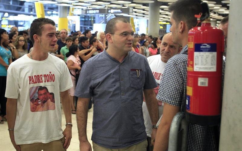  El sacerdote español Antonio Rodríguez (c), conocido como padre Toño, es recibido por familiares a su llegada hoy al aeropuerto Adolfo Suárez de Madrid