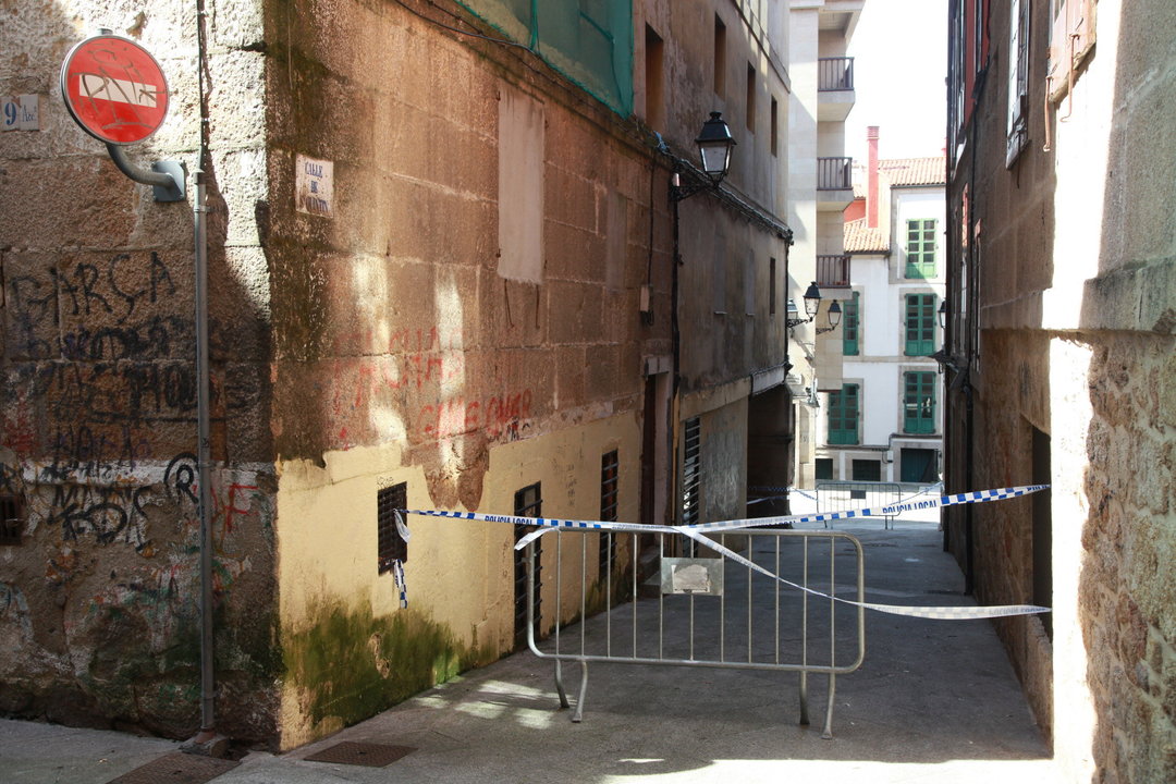 ourense. 9-09-2014. casco vello, calle de san quintín cerrada por amenaza de derrumbe de edificio. josé paz