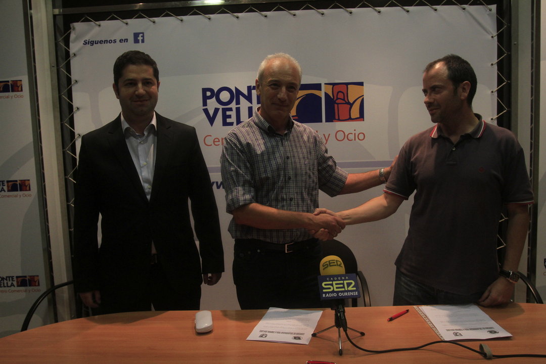 Marcos Vila, gerente del Centro Comercial Ponte Vella, José Manuel Fernández, presidente del UD Barbadás, y Modesto García, presidente de la Unión Deportiva Ourense, durante la irma del convenio entre ambos clubes