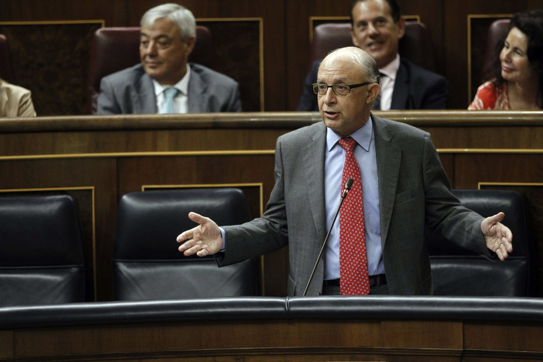 El ministro de Hacienda y Administraciones Públicas, Cristóbal Montoro, durante su intervención hoy en la sesión de control al Gobierno en el Congreso