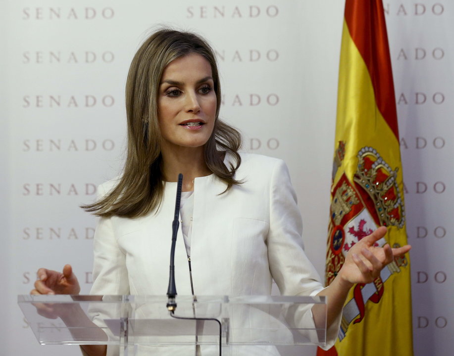 La Reina pronuncia un discurso durante la ceremonia en la que entregó el Premio Luis Carandell a la periodista Carmen del Riego