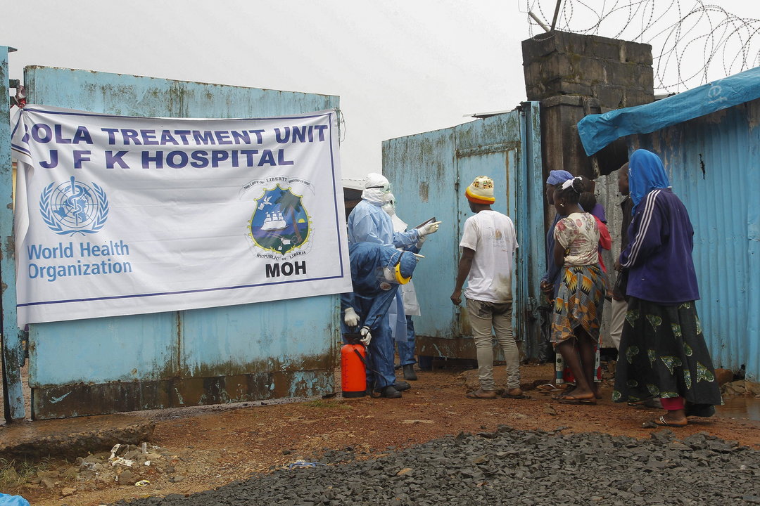 Personas con síntomas de tener el virus del ébola al interior llegan al hospital John F. Kennedy (JFK) de Monrovia, Liberia