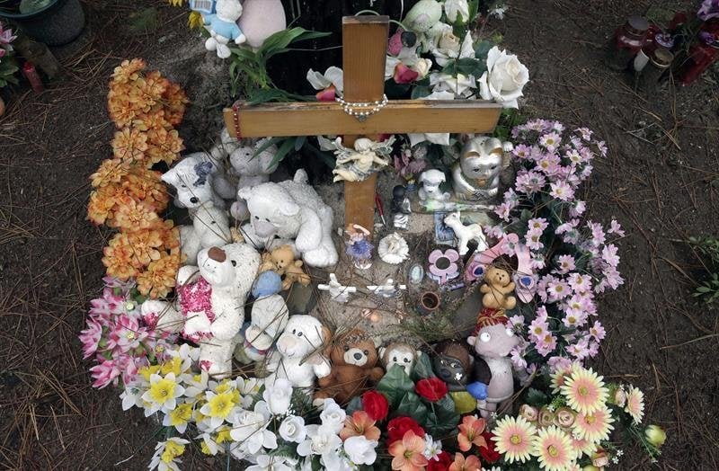 El altar improvisado donde apareció muerta la niña Asunta Basterra, esta mañana en un carretera de Teo, cerca de Santiago, cuando mañana se cumple un año del crimen