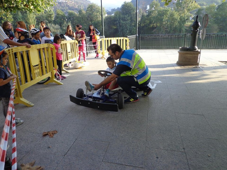 La Policía Local instruyó a los niños que subieron a los karts.