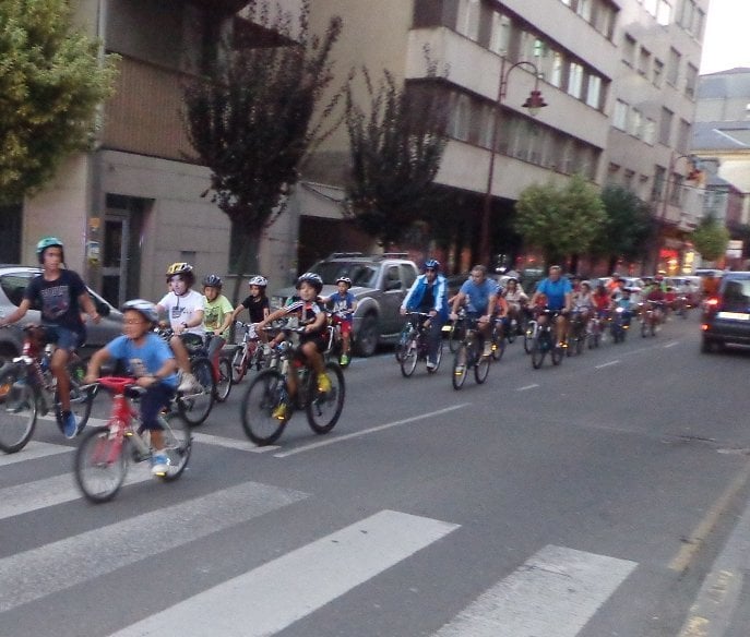 Los ciclistas llegando a la Praza do Concello.