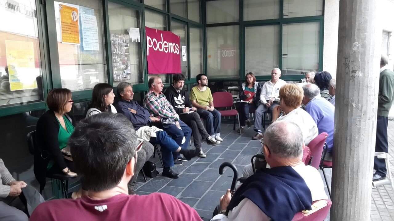 Asistentes a la reunión constitucional del círculo de Podemos, en A Rúa.