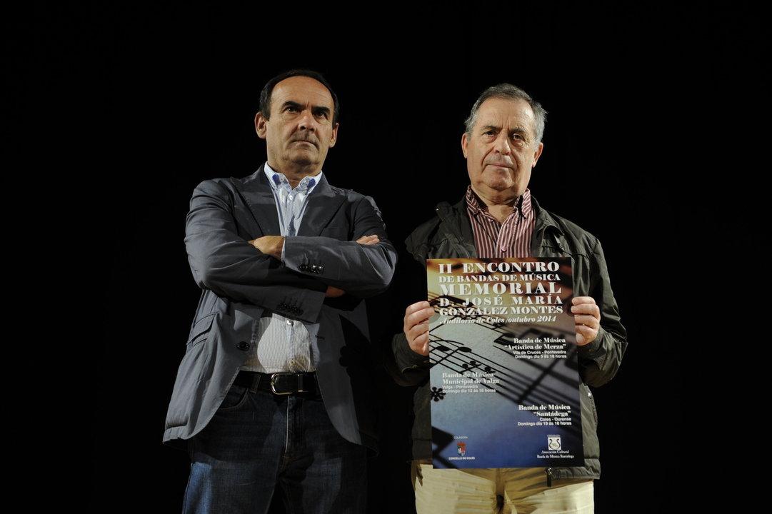 Manuel Rodríguez y Luis Humberto, con el cartel (MARTIÑO PINAL)