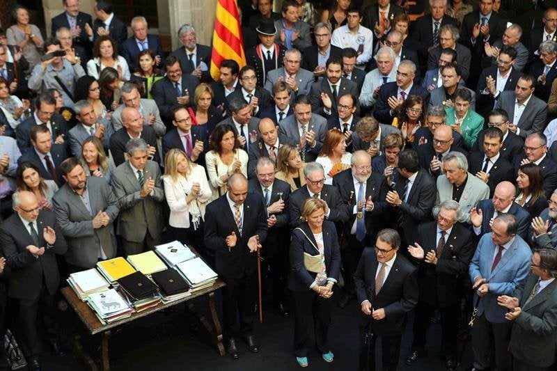 El presidente de la Generalitat, Artur Mas (4d), junto a la presidenta del Parlament, Núria de Gispert (c), y el alcalde de Barcelona Xavier Trias (3d) durante el acto en el que Mas ha recibido a los alcaldes que han aprobado la moción en defensa al derecho a decidir