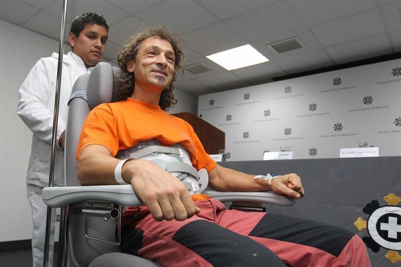 El espeleólogo español Cecilio López participa en una rueda de prensa en una clínica de Lima