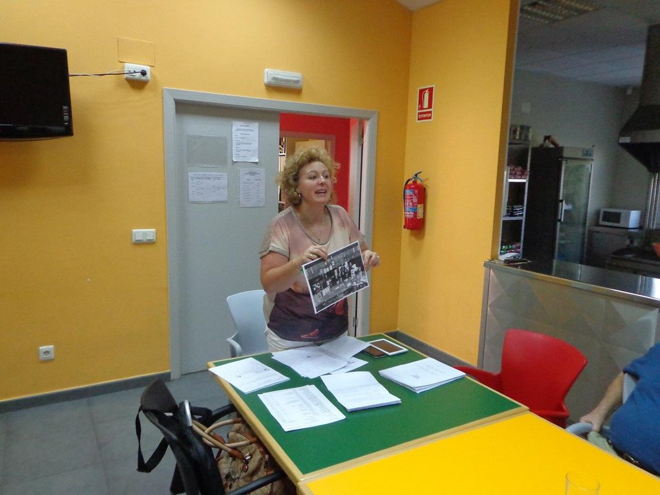Amelia Blanco, presidenta de Asfaval, en una reunión.