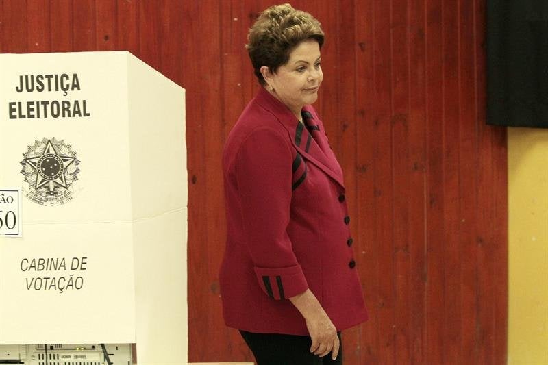 La presidente brasileña y candidata a la reelección por el del Partido de los Trabajadores (PT), Dilma Roussef, se dispone a emitir su voto en la escuela pública Santos Dumont
