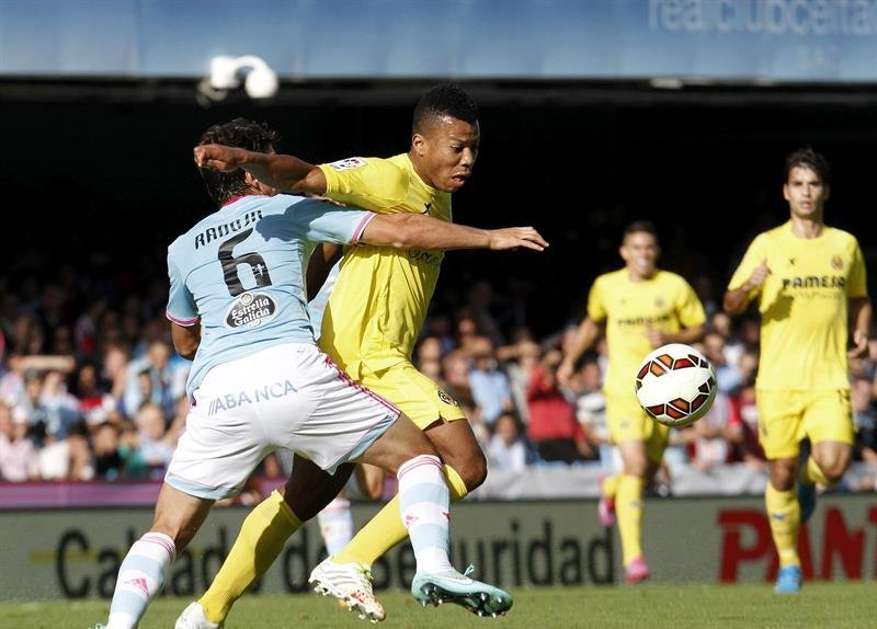 El centrocampista serbio del Celta de Vigo Nemanja Radoja (i) pugna por un balón con el delantero nigeriano del Villarreal Ikechukwu Uche (d)