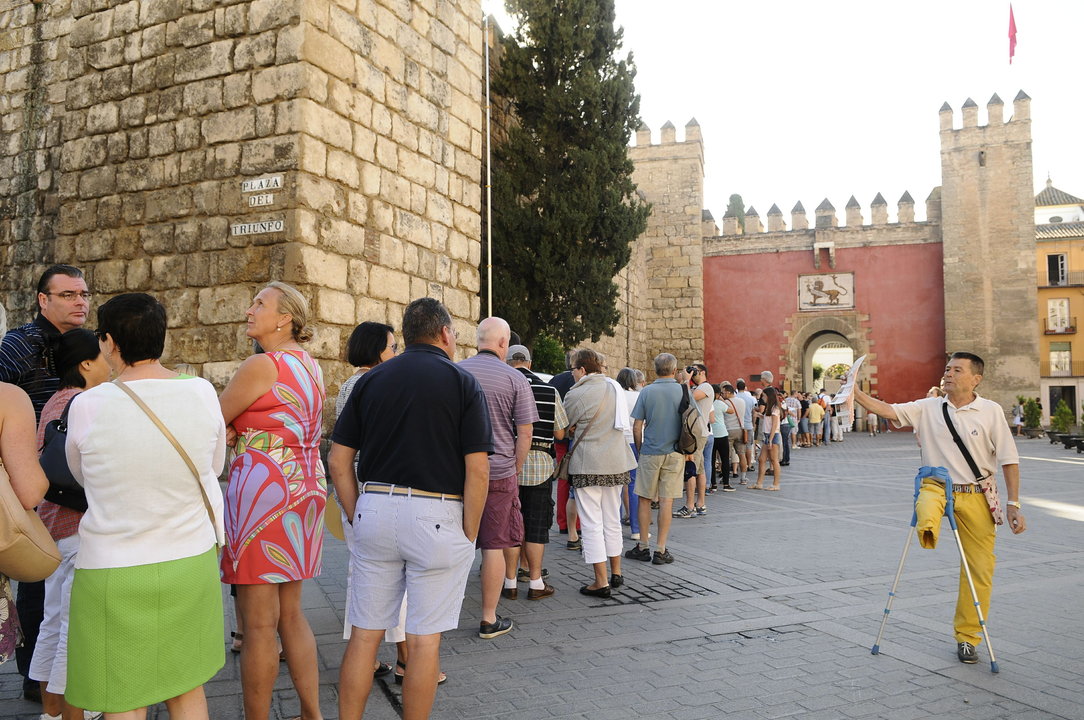 Colas en uno de los accesos al Real Alcázar de Sevilla que dejará paso a Dorne