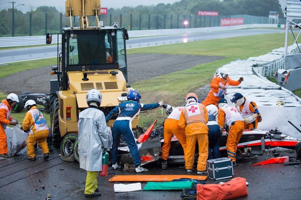 Los servicios médicos del circuito de Suzuka atienden al francés Jules Bianchi tras estrellarse con su Marussia contra la grúa de la imagen.