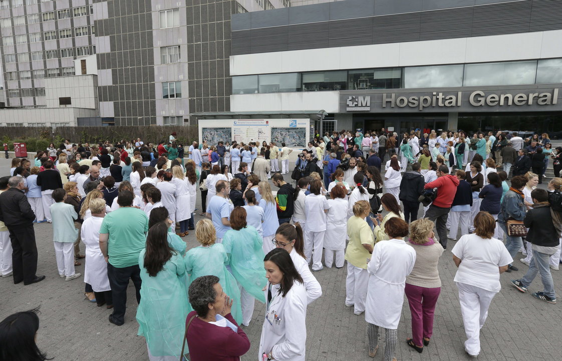 Unos 200 trabajadores del hospital universitario La Paz se han concentrado hoy a las puertas del centro sanitario para pedir la dimisión de  Ana Mato y Ignacio González