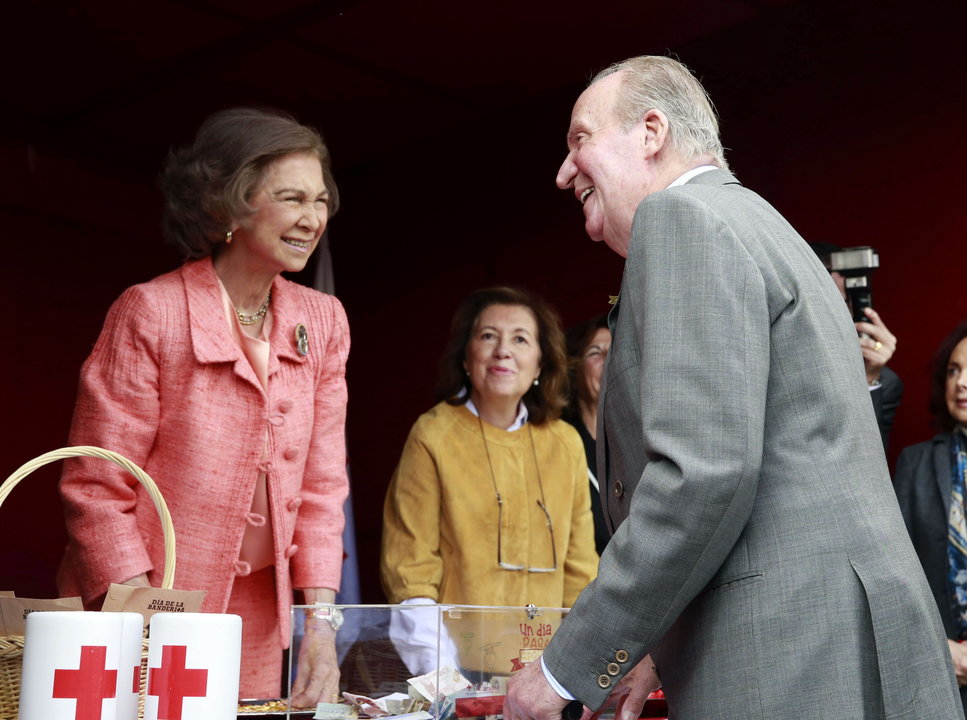 El rey Juan Carlos ha acudido hoy a la mesa de cuestación de la Cruz Roja presidida por la reina Sofía, en la Puerta del Sol