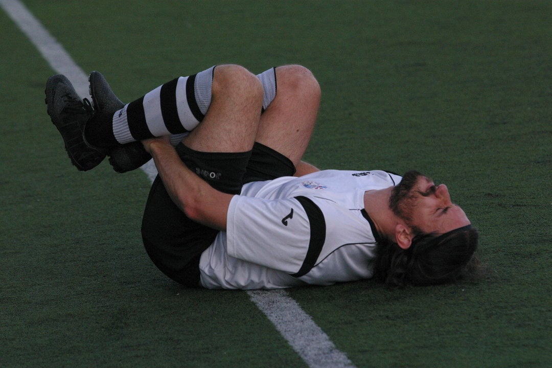 Un jugador del Ourense CF, lesionado en un partido en Oira (JOSÉ PAZ)