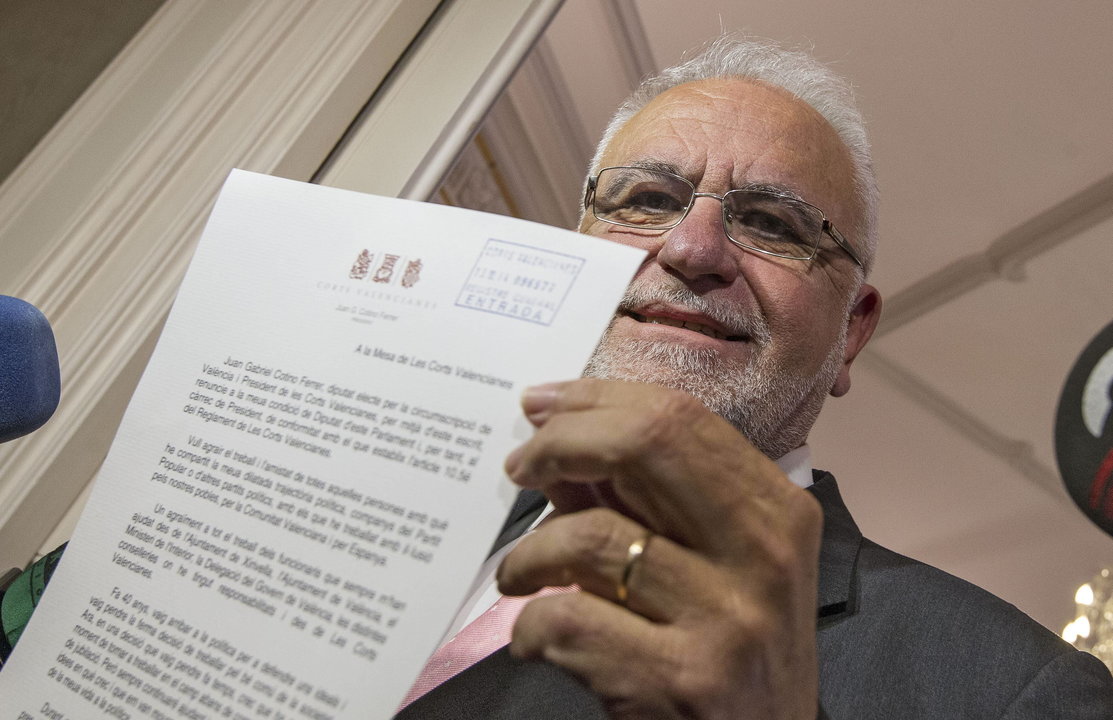 El ya ex presidente de Les Corts Valencianes, Juan Cotino, muestra la carta en en la que anuncia su dimisión y la renuncia a su escaño de diputado