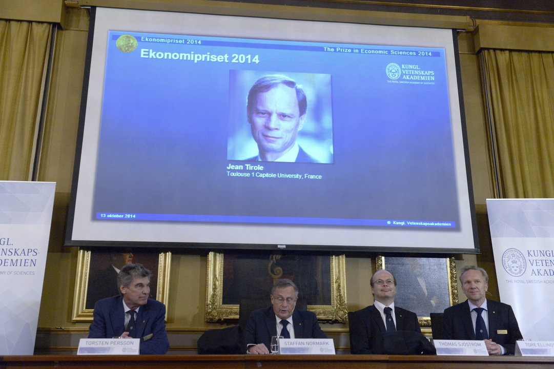 El secretario del Comité para el premio Nobel de Ciencias Económicas, Torsten Persson; el secretario permanente de la Real Academia de ciencias, Staffan Normark; el miembro del Comité del Premio Thomas Sjöström, y el presidente del Comité del galardón, Tore Ellingsen, anuncian que el francés Jean Tirole ha ganado el Nobel de Economía 2014
