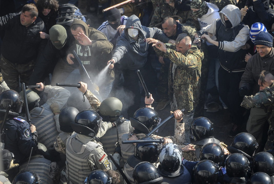 Activistas del movimiento radical ultranacionalista ucraniano se enfrentan a la policía ante el parlamento en Kiev