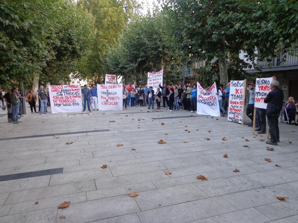 Protesta de trabajadores de Cavima ante la oficina de la Xunta, en O Barco.