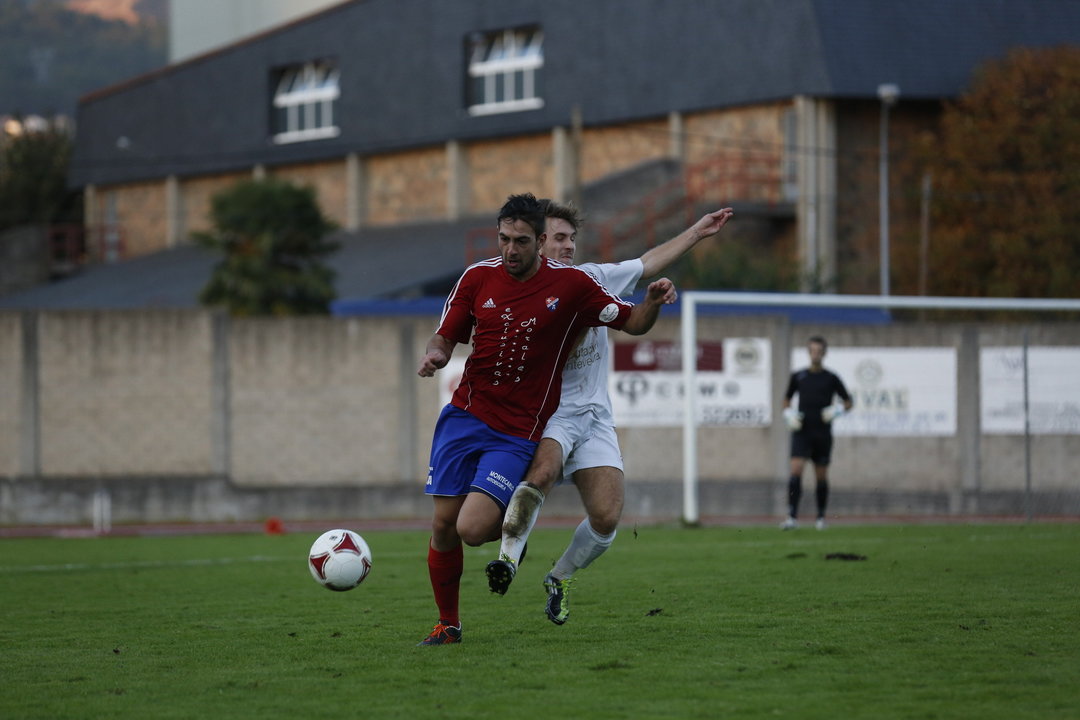 El defensa Pablo Corzo intenta superar a un jugador del Pontevedra B (XESÚS FARIÑAS)