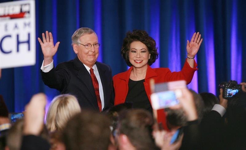 El senador republicano de kentucky Mitch McConnell (i), saluda a sus seguidores junto a su esposa, Elaine Chao
