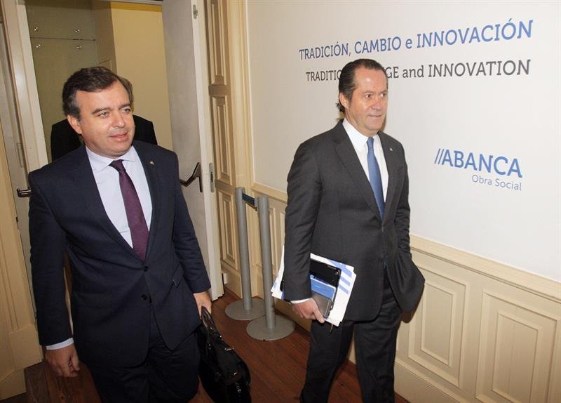  El vicepresidente de Abanaca, Juan Carlos Escotet (d), y el consejero delegado, Francisco Botas (i), al inicio de la presentación de los resultados de la entidad financiera 
