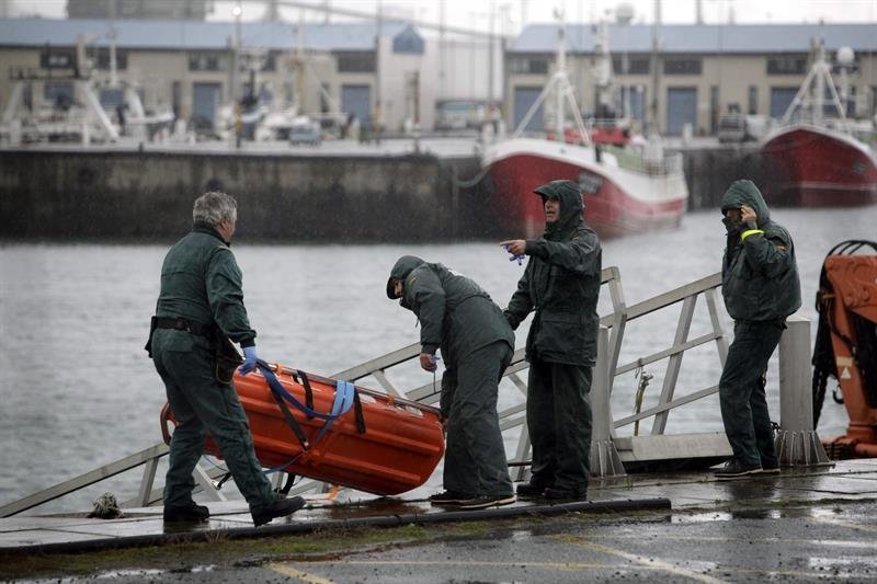 Una patrullera de la Guardia Civil ha recuperado esta mañana el cadáver de una persona que flotaba en el agua cerca del puerto de Lorbé