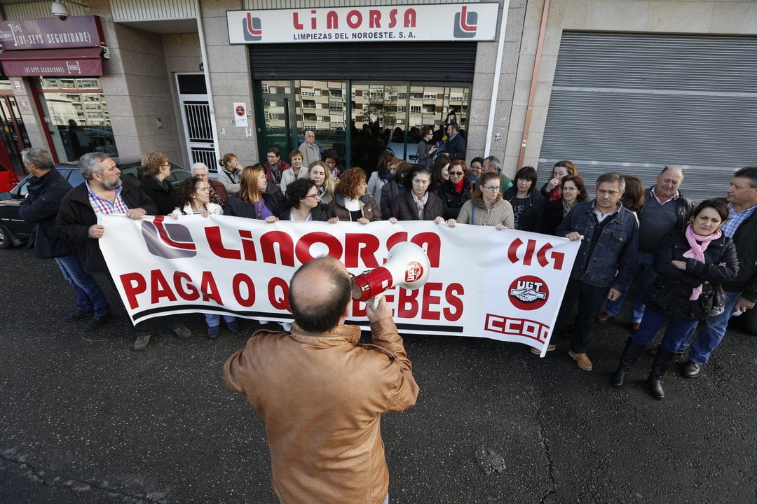 Los trabajadores de Limpiezas del Noroeste, durante su manifestación ante la sede de la empresa (XESÚS FARIÑAS)
