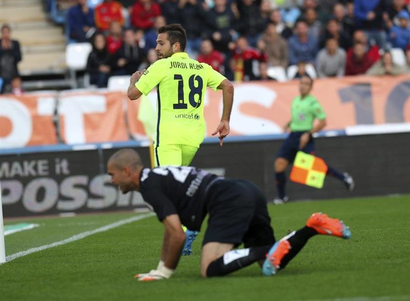  El jugador del F.C. Barcelona Jordi Alba,detrás, tras marcar el segundo gol de su equipo en el partido contra Almería