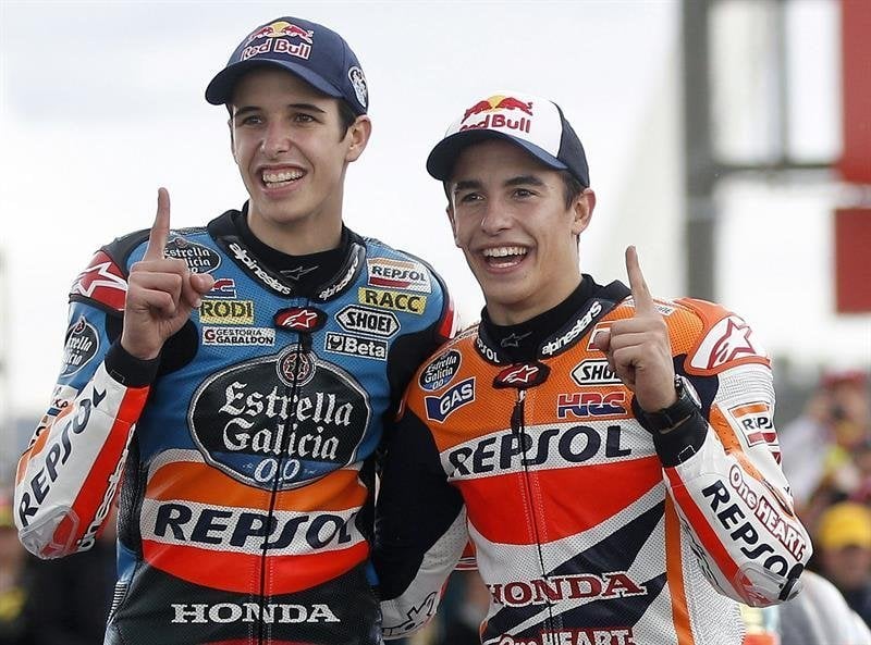 Los campeones del mundo en Moto3 y MotoGP, Alex Márquez (i), y su hermano, Marc Márquez