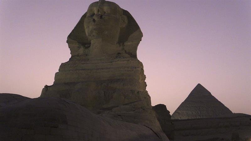  La esfinge y la pirámide de Micerino, la más pequeña de las tres impresionantes obras arquitectónicas que se levantan en la meseta de Guiza, fueron inauguradas hoy por el primer ministro egipcio, Ibrahim Mehleb, tras unos trabajos de restauración 