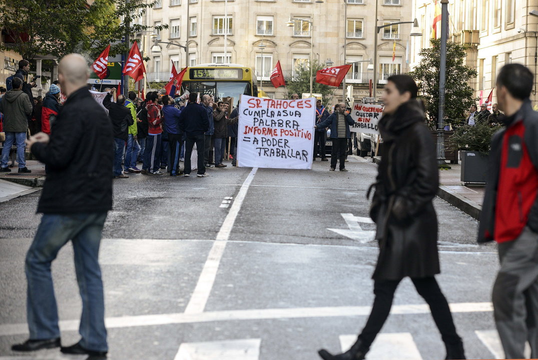 Los trabajadores la empresa pizarra Cavima, de Vilamartín de Valdeorras, durante la protesta que han realizado ante la delegación territorial de Minas de Ourense