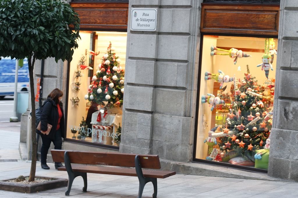 Las tiendas recibieron mercancía de Navidad estos días. En la foto, el establecimiento del centro de Vigo.