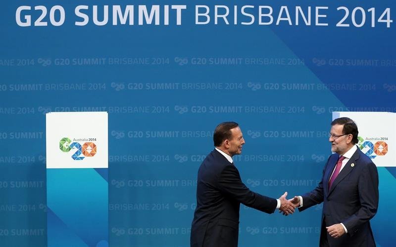 El presidente del Gobierno español, Mariano Rajoy (d), saluda a Tony Abbott (i), primer ministro australiano y anfitrión de la cumbre del G20