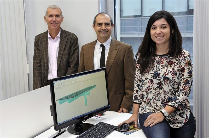 Fotografía facilitada por la Universidad Politécnica de Valencia (UPV) de los investigadores Victor Yepes (i), José Martí (c) y Tatiana Garcia (d)